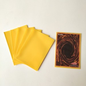 Mangas protectoras de tarjeta de juego de color amarillo sólido YGO de tamaño japonés / pequeño de 62X89 mm