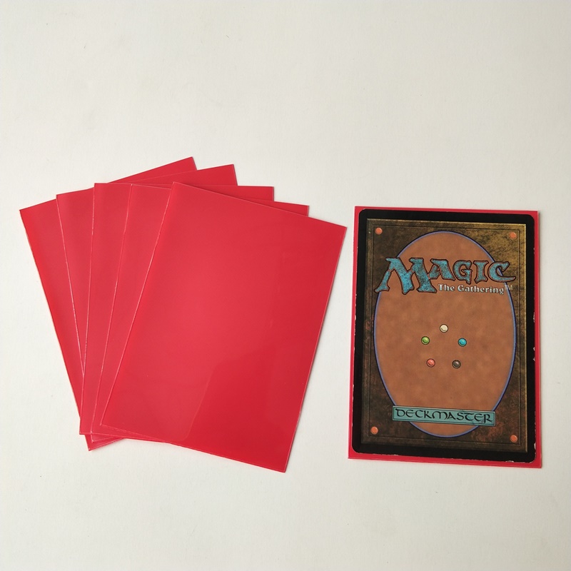 Protectores de cubierta de tarjeta de juego MTG / Pokemon de tamaño estándar de 66x91 mm en rojo sólido